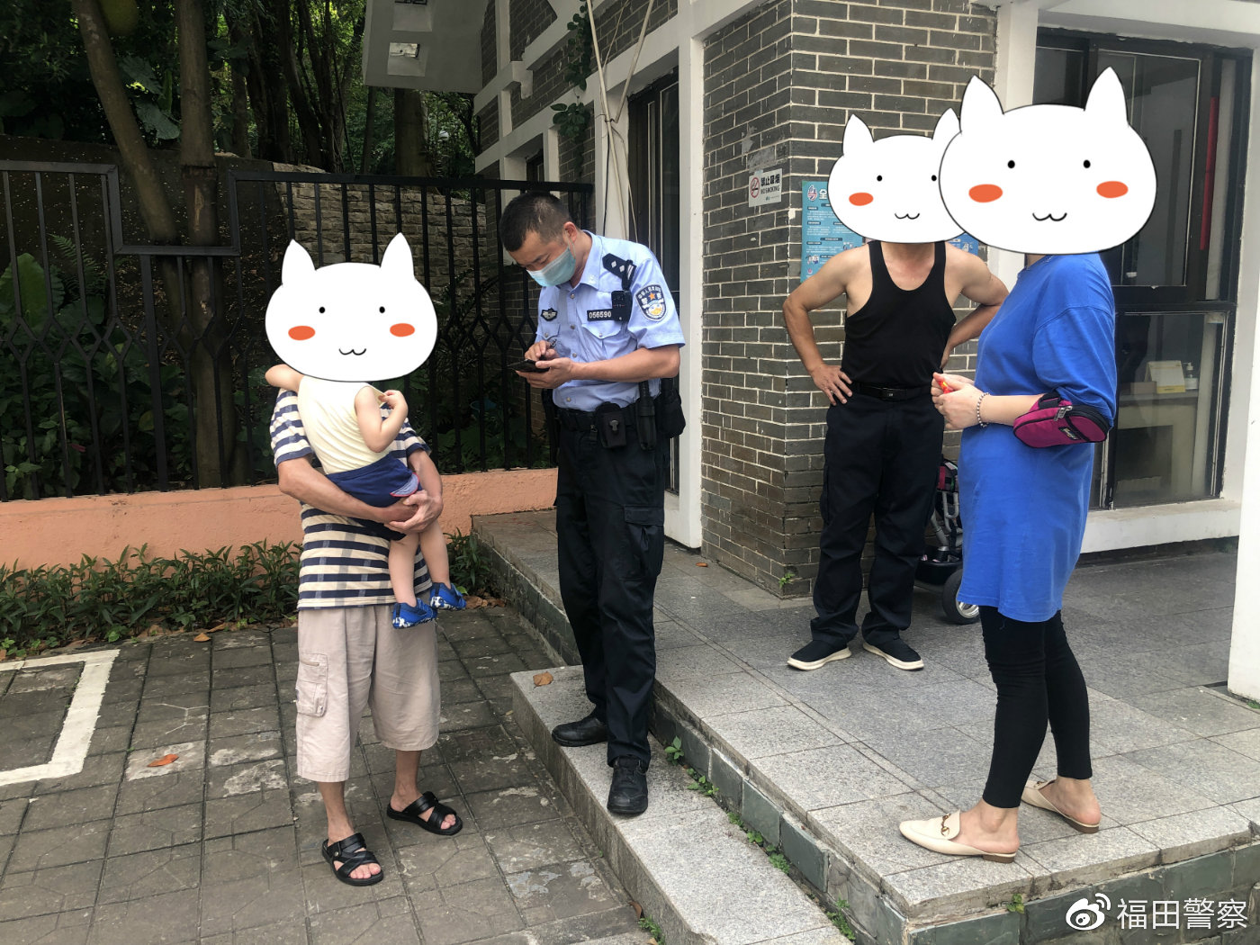 小孩见到老人后,破涕为笑,抱着他俏皮地说:"爷爷你又跑丢了,还好警察