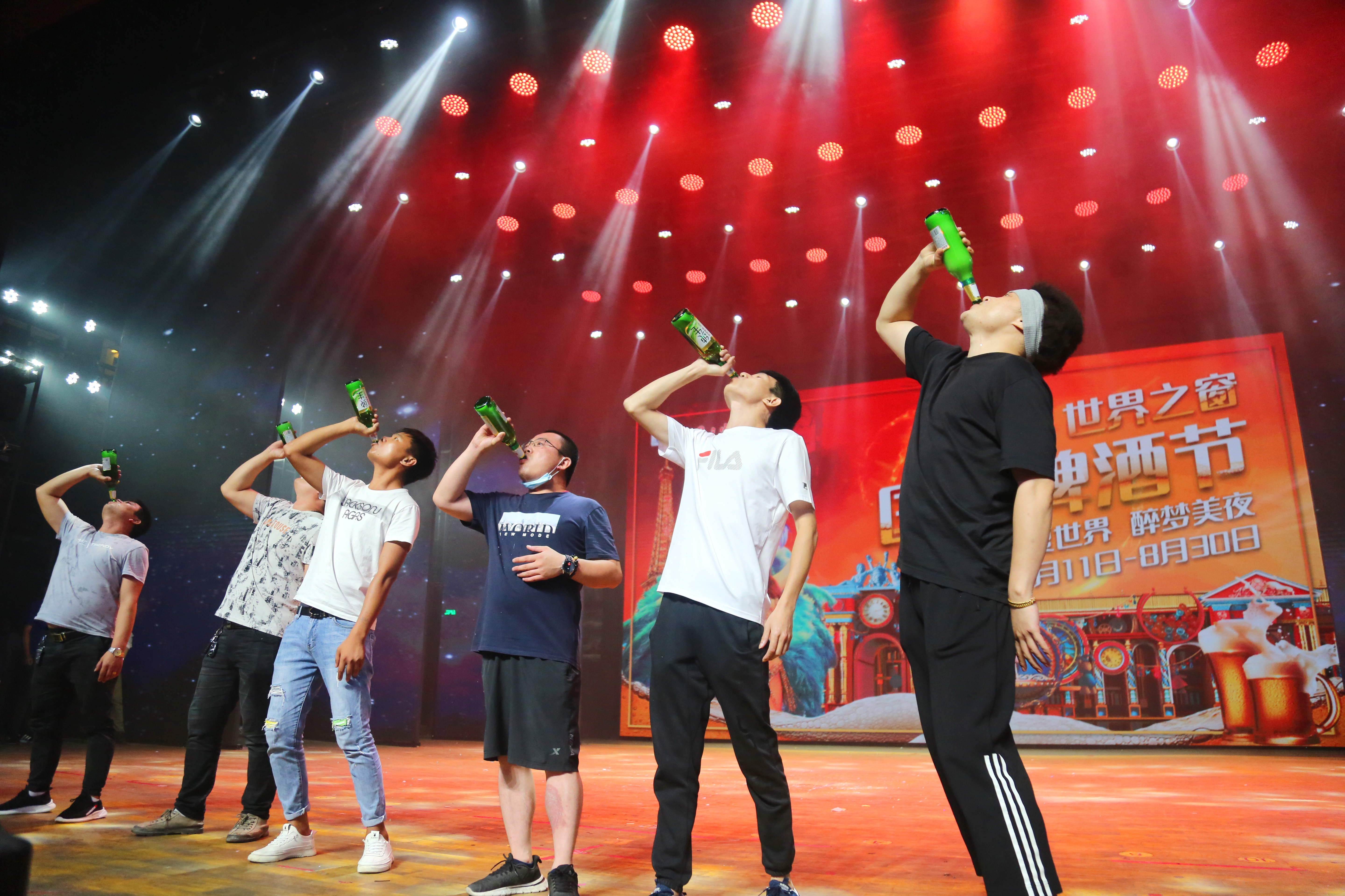 快速开启"醉"潮"世界之旅",啤酒节主夜show开场前,加入专业舞者抖音网