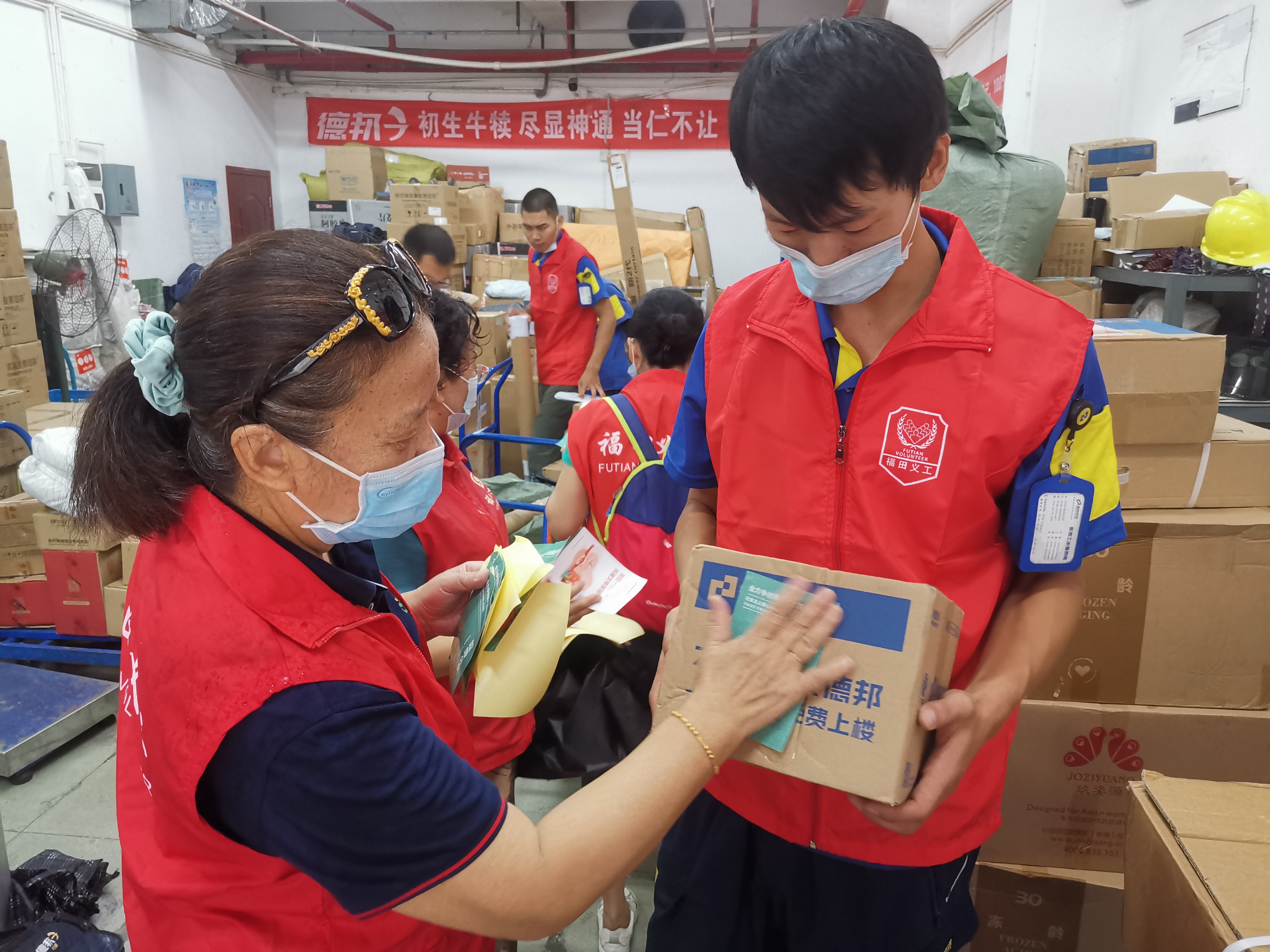 包裹也文明 快递员穿上红马甲 华富街道