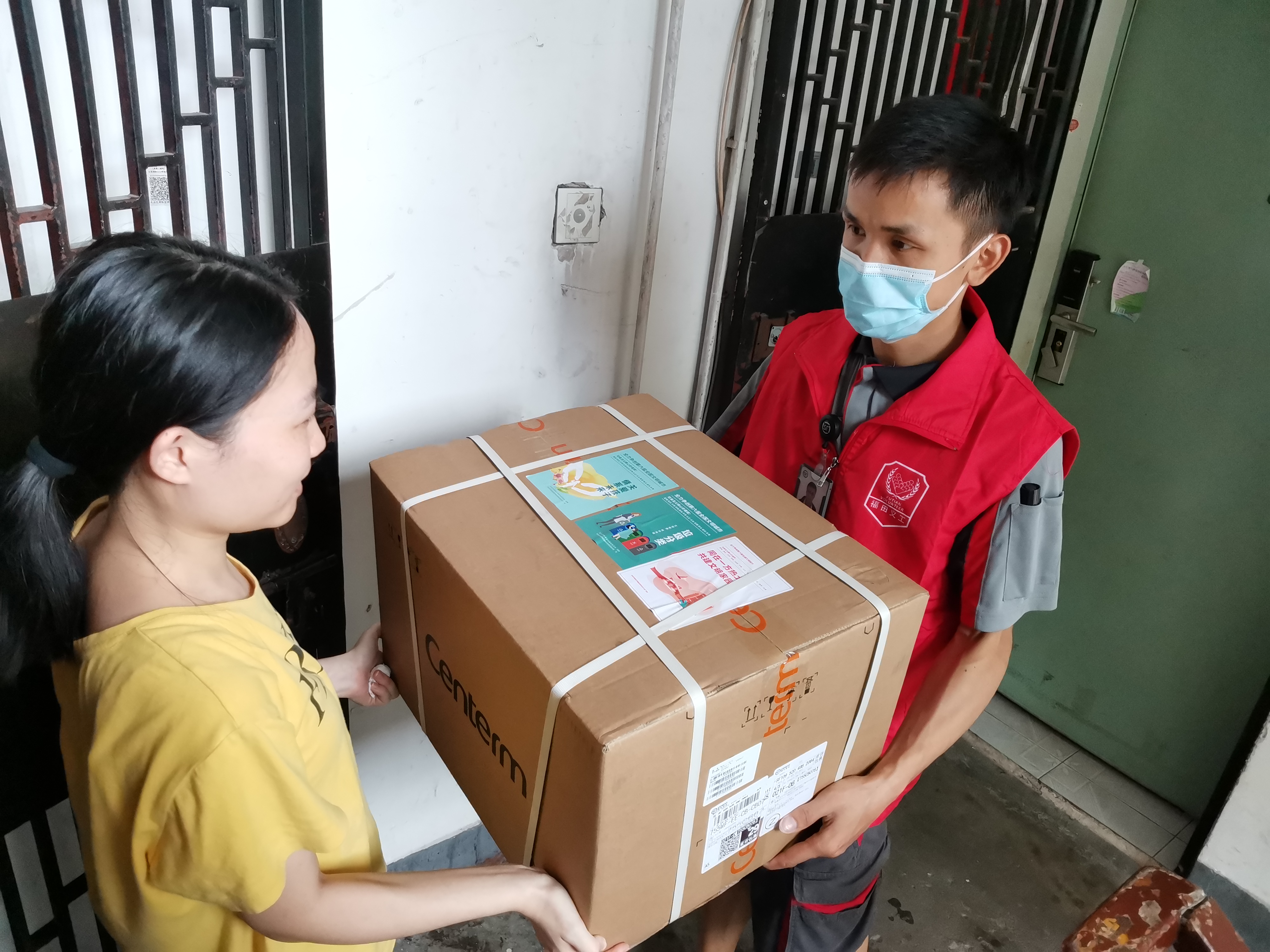 包裹也文明 快递员穿上红马甲 华富街道