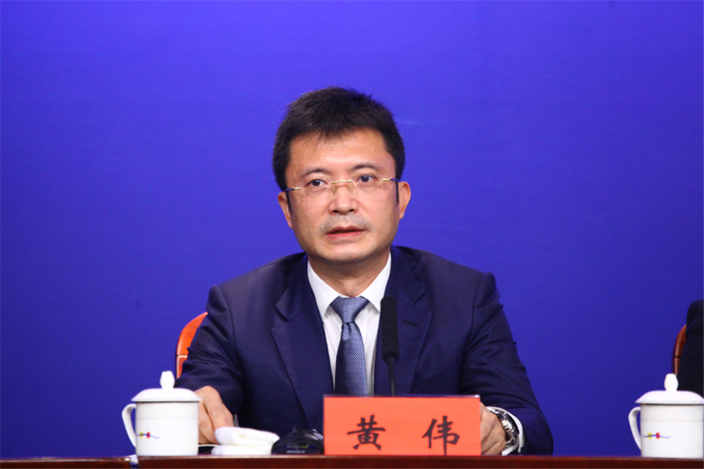 媒体吹风会上,福田区区长黄伟介绍了深圳园区建设情况.
