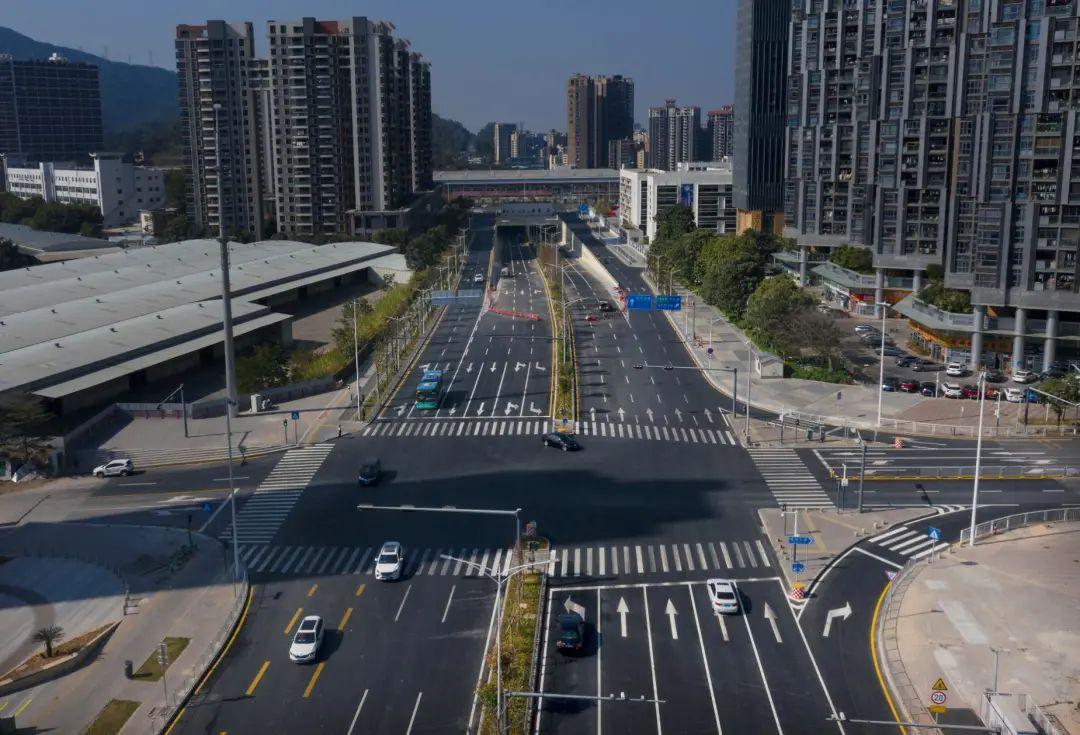 主线行车按城市主干路标准,设计速度60km/h,辅道按城市次干路标准设计