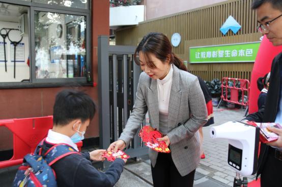 创意开学日南山学子以良好风貌迎接建党100周年