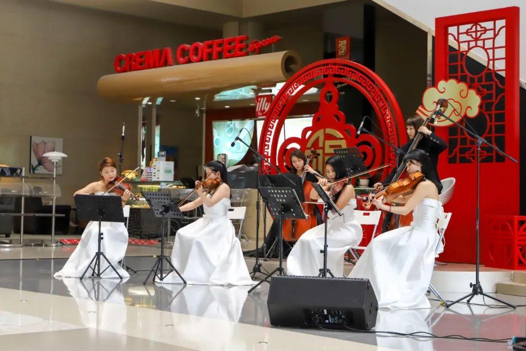 此外,音乐会注重高端化,专业化,演奏嘉宾均来自交响乐团,其精湛深情的