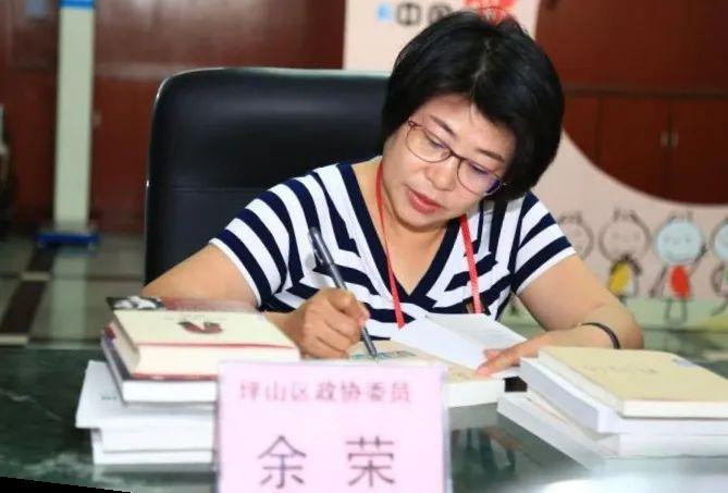 《致周园园老师》——坪山中学,初二2班,陈琳琳知心好友是您阳光爽朗