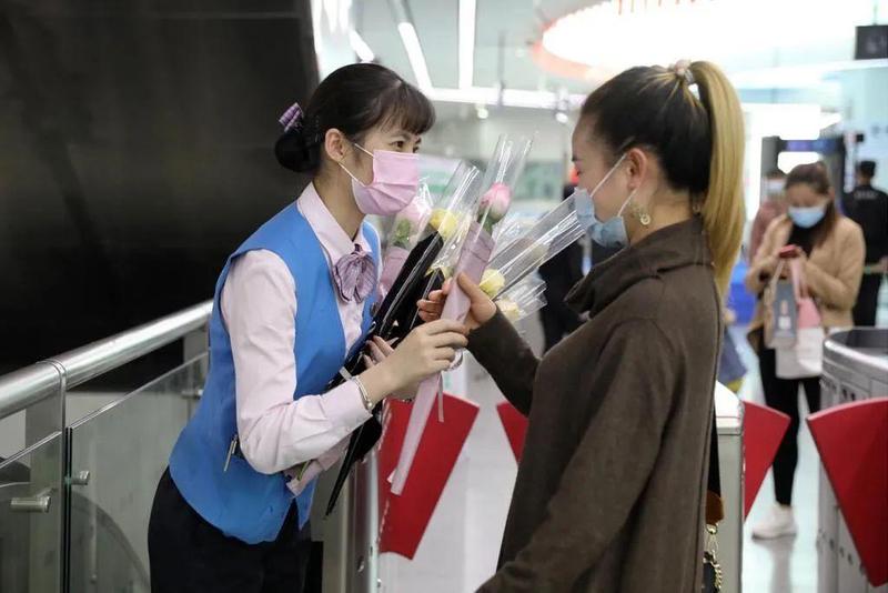 深圳地铁72座车站齐送花女神节你收到鲜花了吗