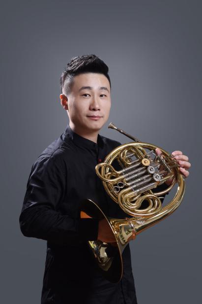 徐毅奇,2004年参加中国第一届国际管乐比赛并荣获圆号组第一名,以此