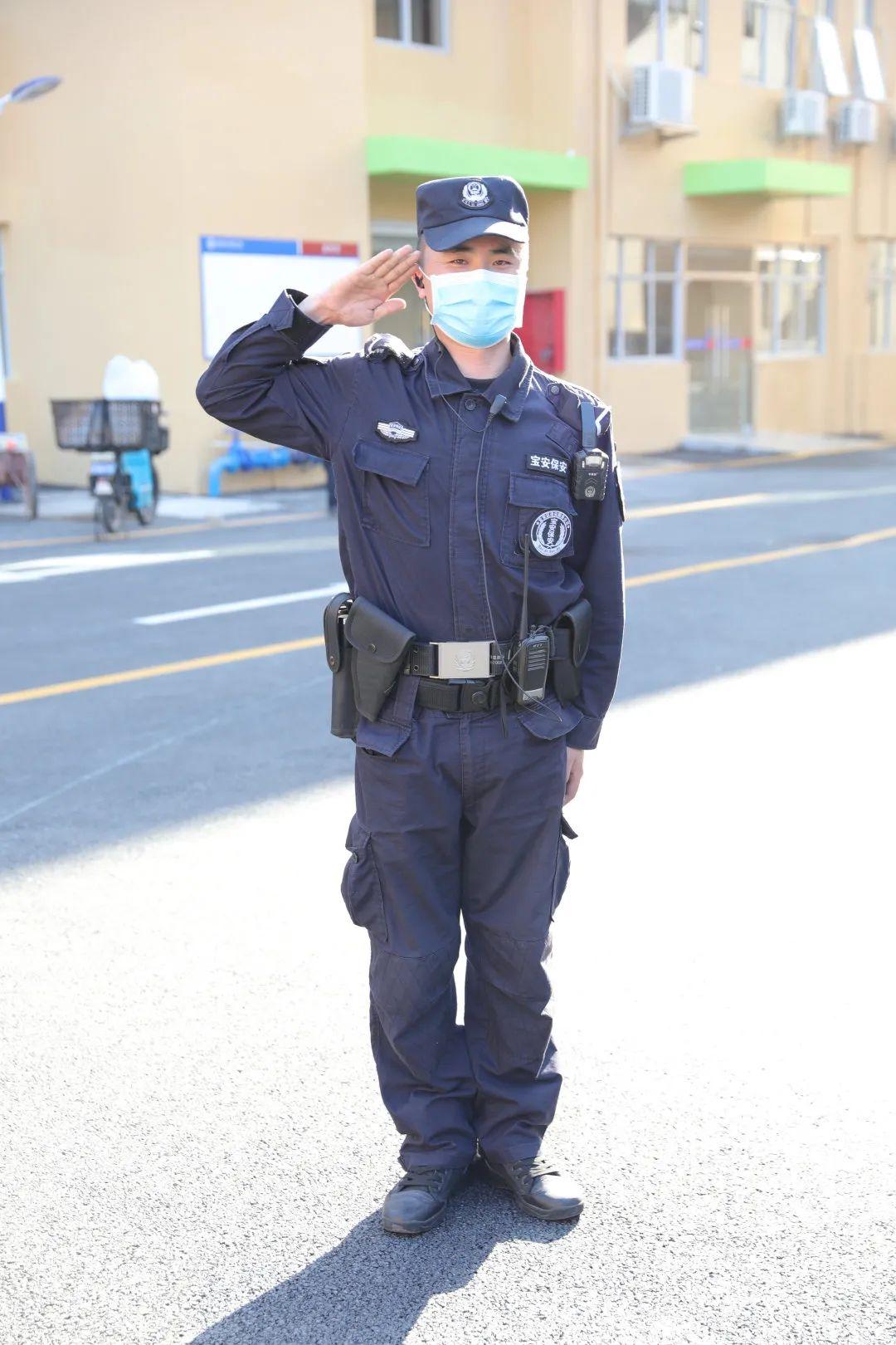 保安员在建安院区值守- end -撰稿:黄日妹供图:保卫科 喻国意编辑:胡