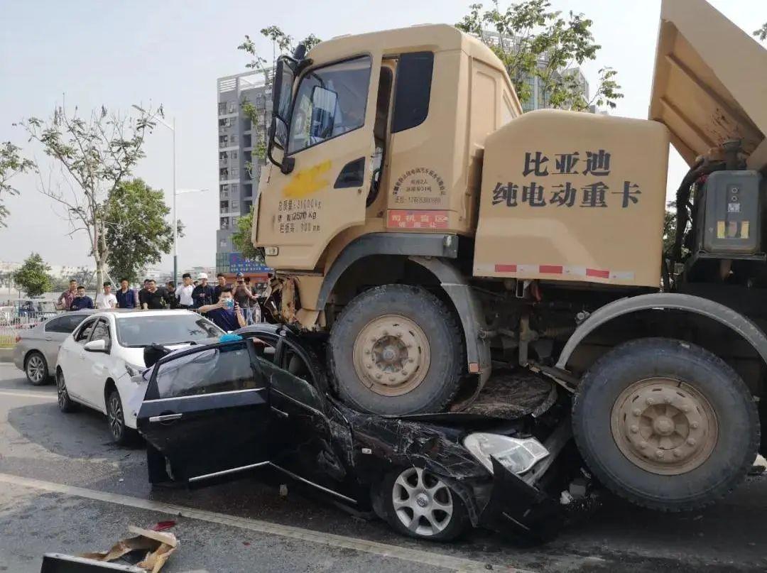 看看这些事故视频 深圳多部门联合强力整治泥头车_读特新闻客户端