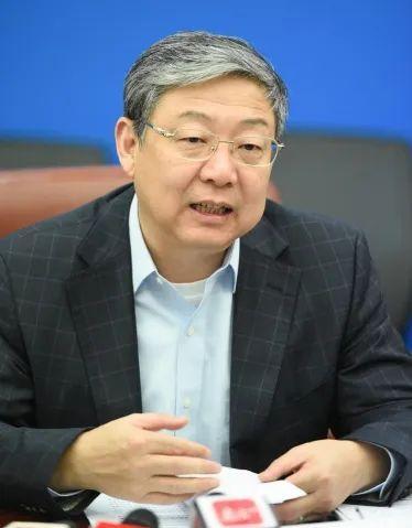 在深全国人大代表,深圳大学党委书记,校长李清泉在高等教育方面,在
