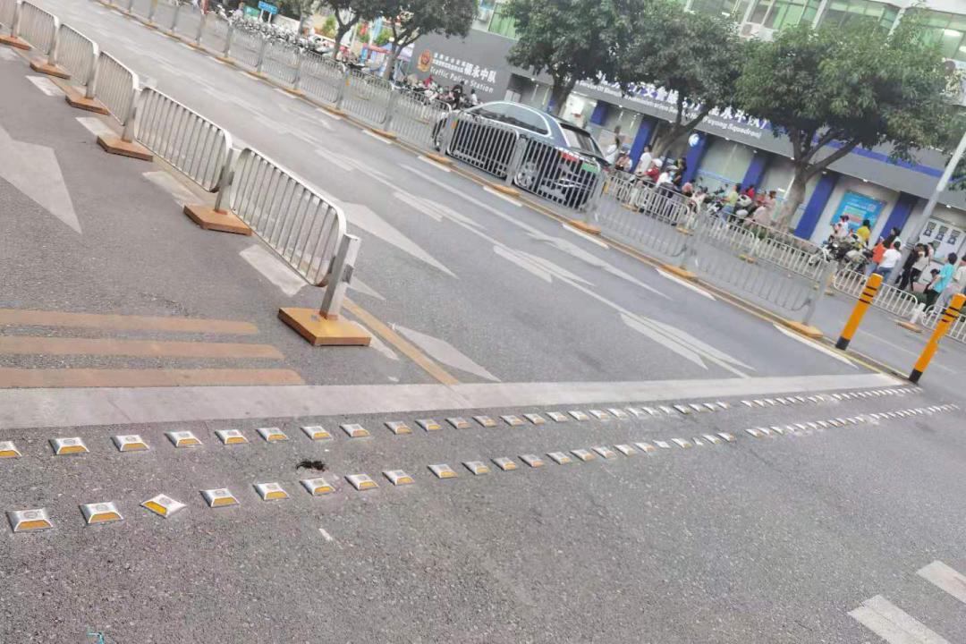 交安委办在此路段增设荧光减速道钉,有效降低车速;拓宽路面人行斑马线