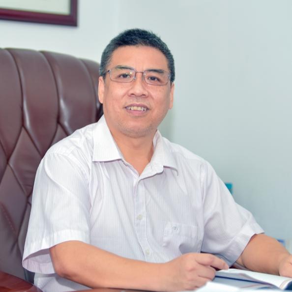 宝安实验学校陈伟明不负使命再前行特色办学勇创新》》》上下滑动查看