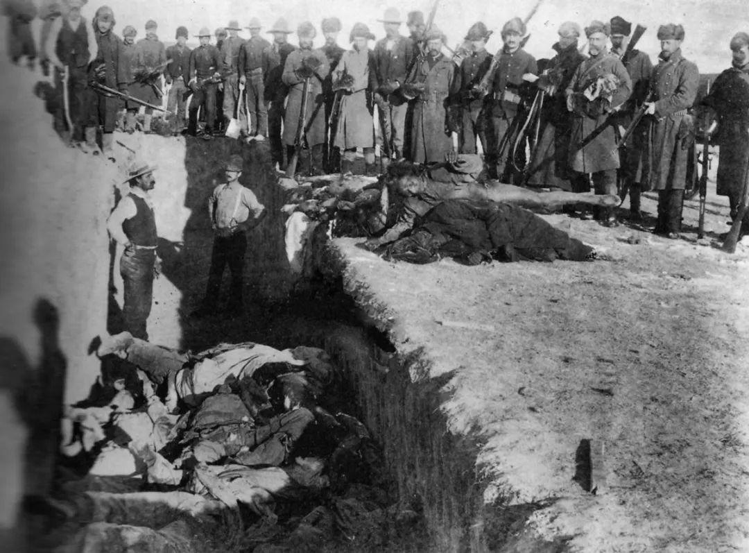 1890年,美国人在南达科他州伤漆河附近对印第安人苏族的部族拉科塔