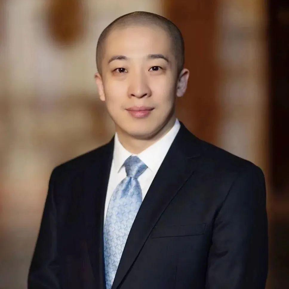 出身梨园世家,外祖父是著名表演艺术家黄云鹏,先后师从常鸣贵,赵世璞