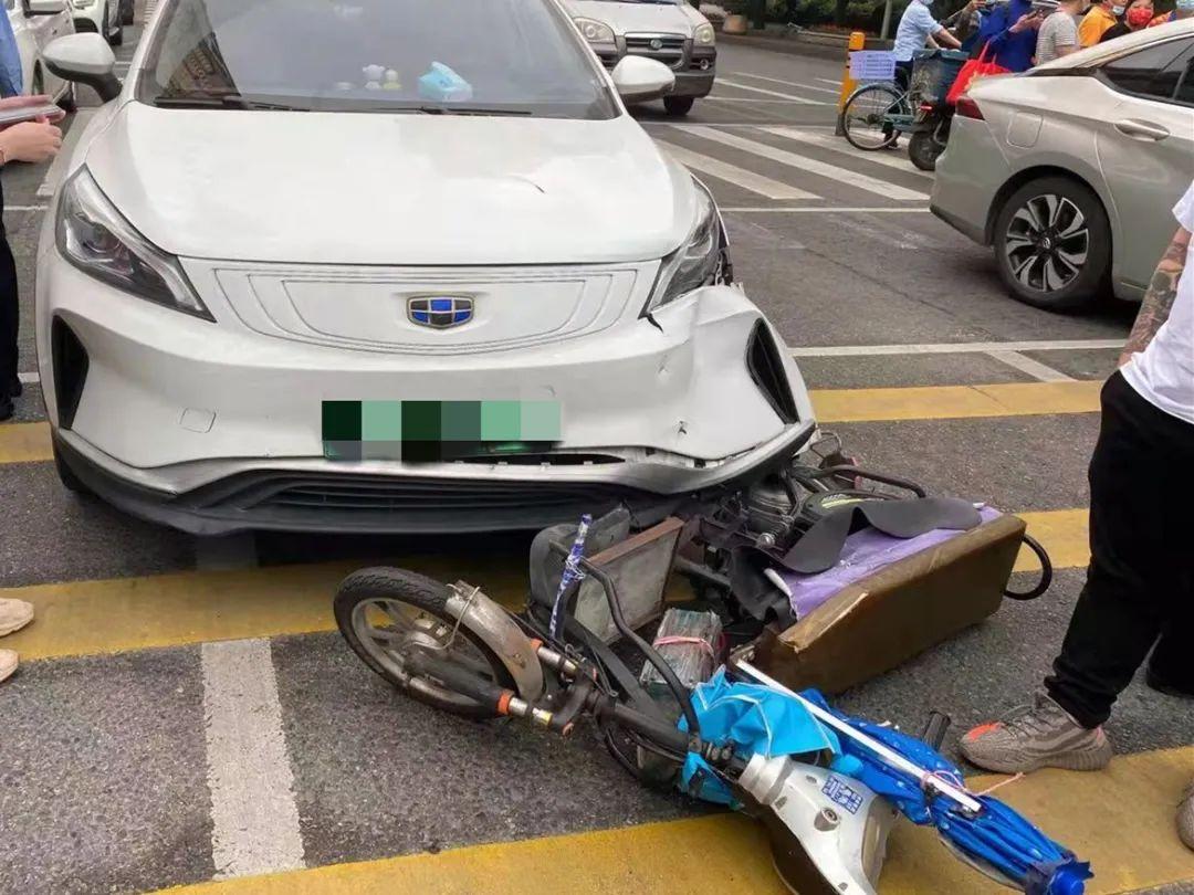 "黑电动"载客闯红灯撞上小车,司机乘客均受伤倒地!