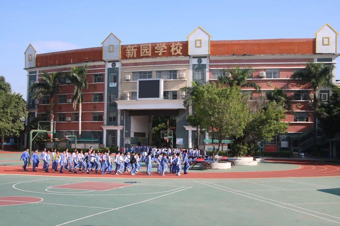 观湖街道观城社区马坜村背夫山下,2001年建校的深圳市龙华区新园学校