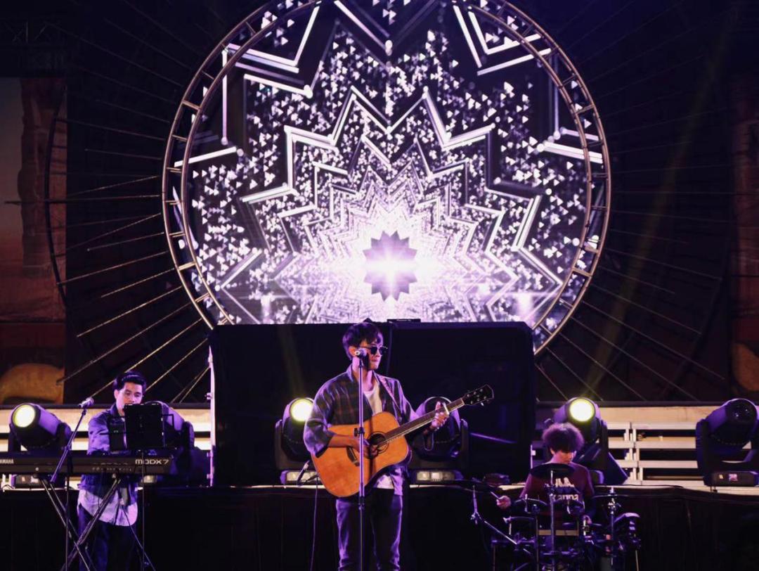 由主唱李全,吉他阿龙,鼓手小科组成,擅长摇滚,流行,民谣等各类风格,曾