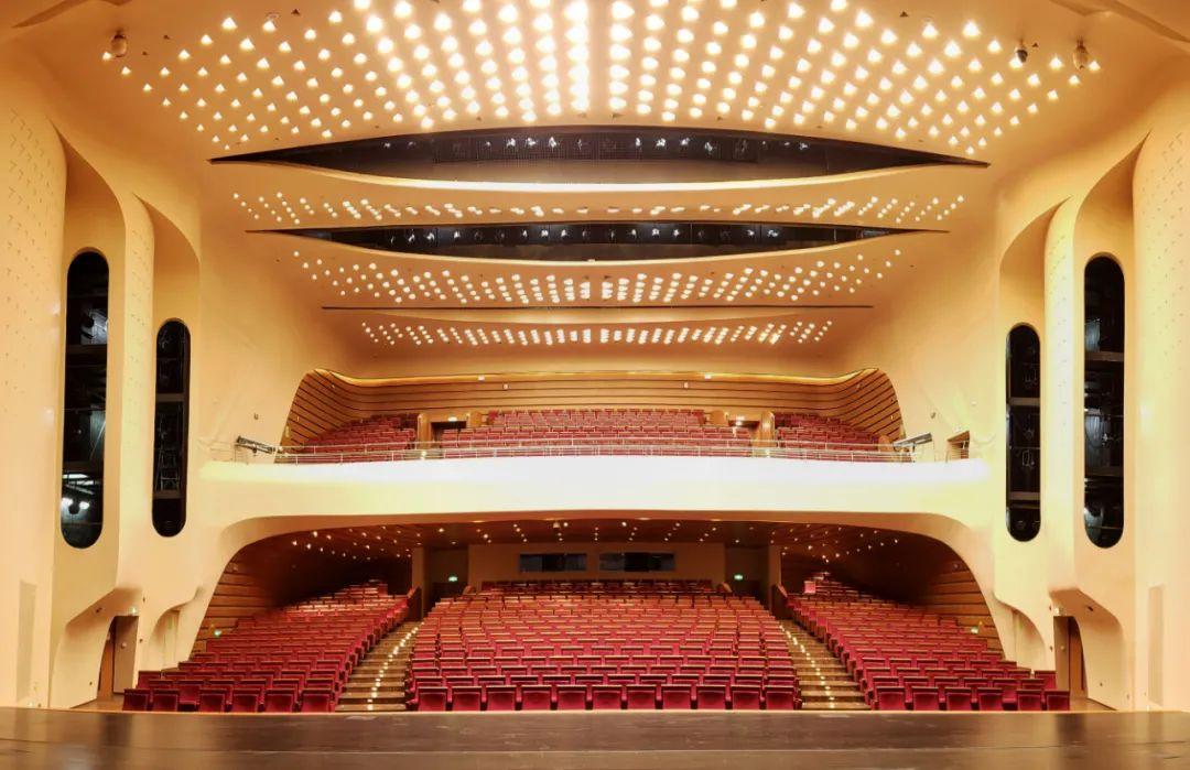 龙岗大剧院位于龙岗文化中心a区二楼,观众厅设堂座和楼座,共计825个