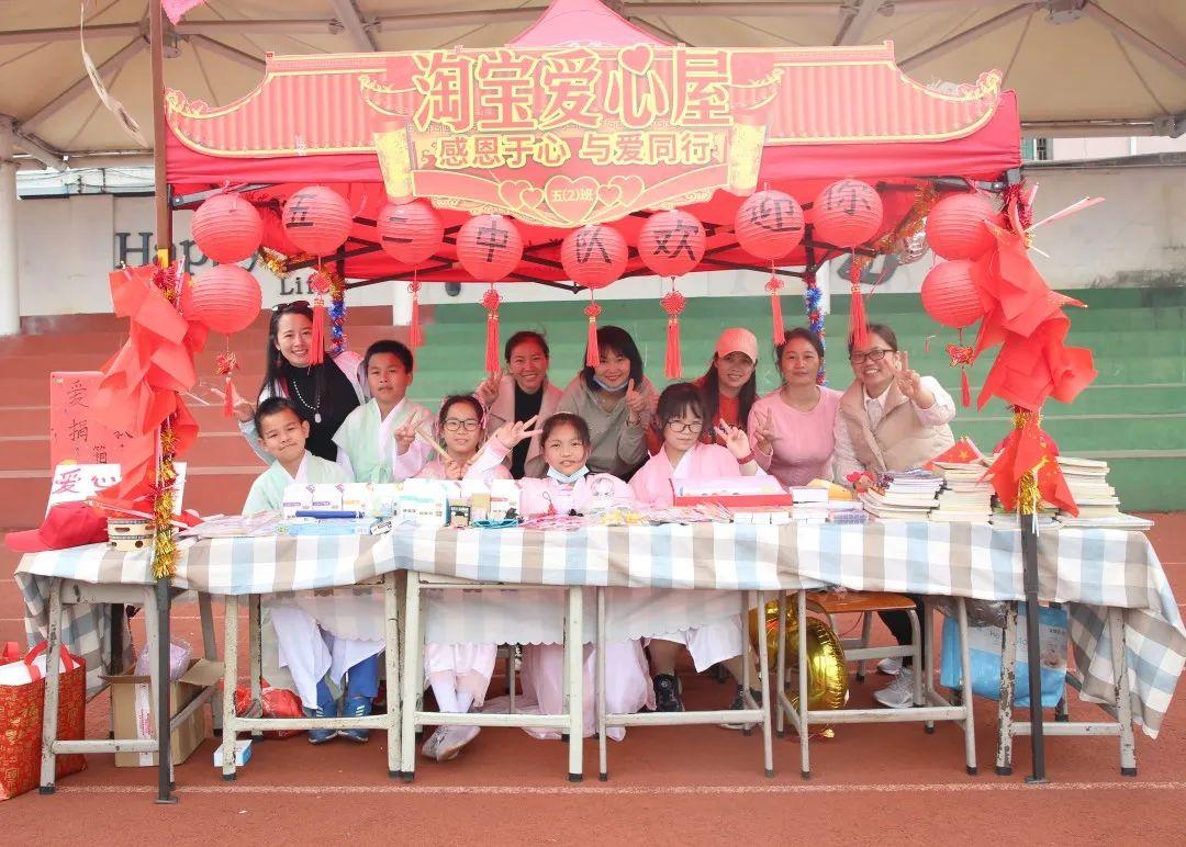 学雷锋献爱心龙岗校园义卖会现场火爆