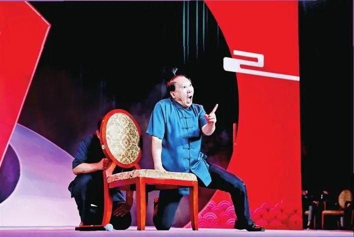 赵卫国(前),大兵(后)表演双簧.