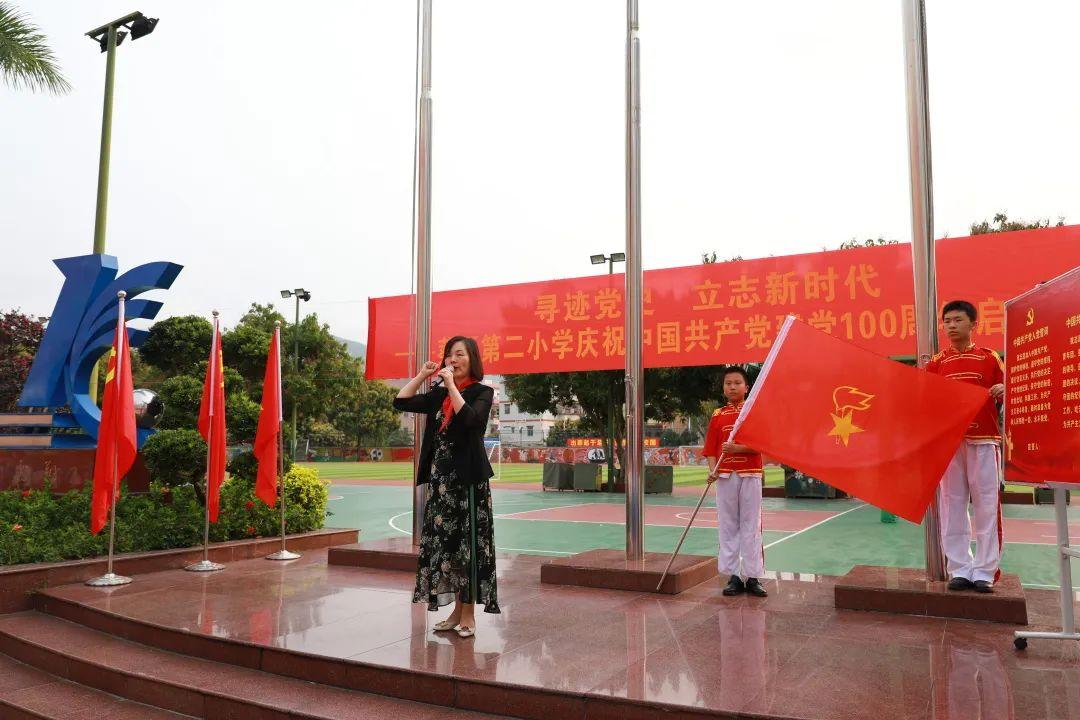 清明节即将来临,在鲜艳的党旗和队旗下,三(5)中队表演了诗朗诵《缅怀