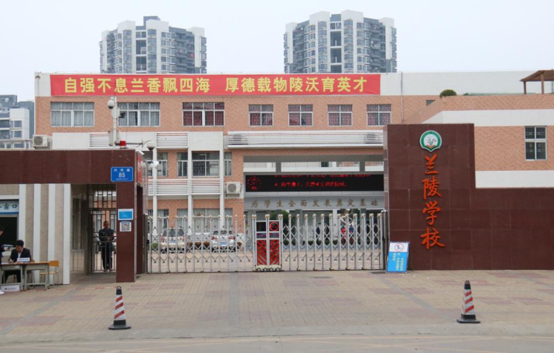 不仅带领兰陵学校初中部全体语文教师参与教研工作,还带动了周边坪地