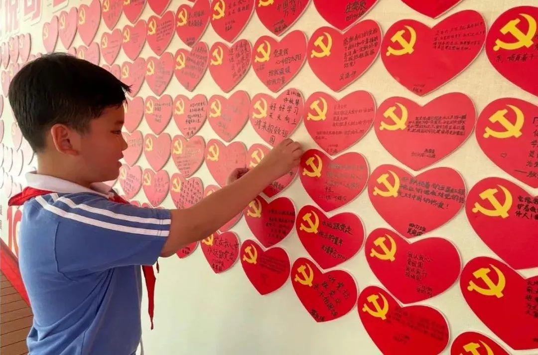 福强小学福强小学学生把最想向党说的话写在便签纸上,制作成一张心意