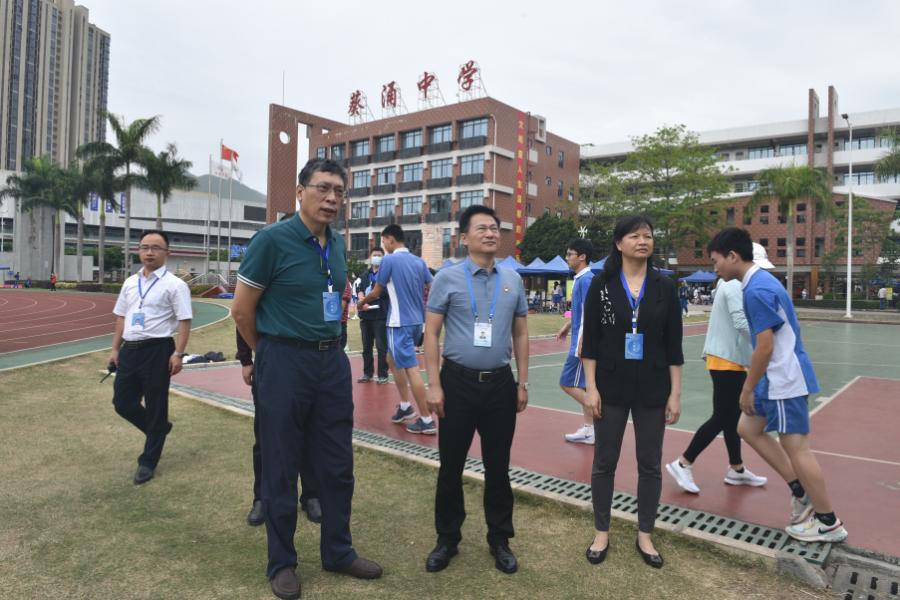 一行亲临葵涌中学考点视察指导工作新区教育和卫生健康局局长吴鸿英市