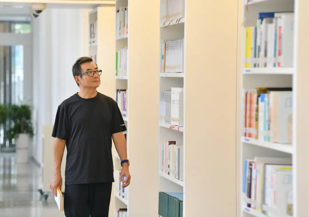 423世界读书日周国平馆长带你走进坪山图书馆开启缤纷阅读生活