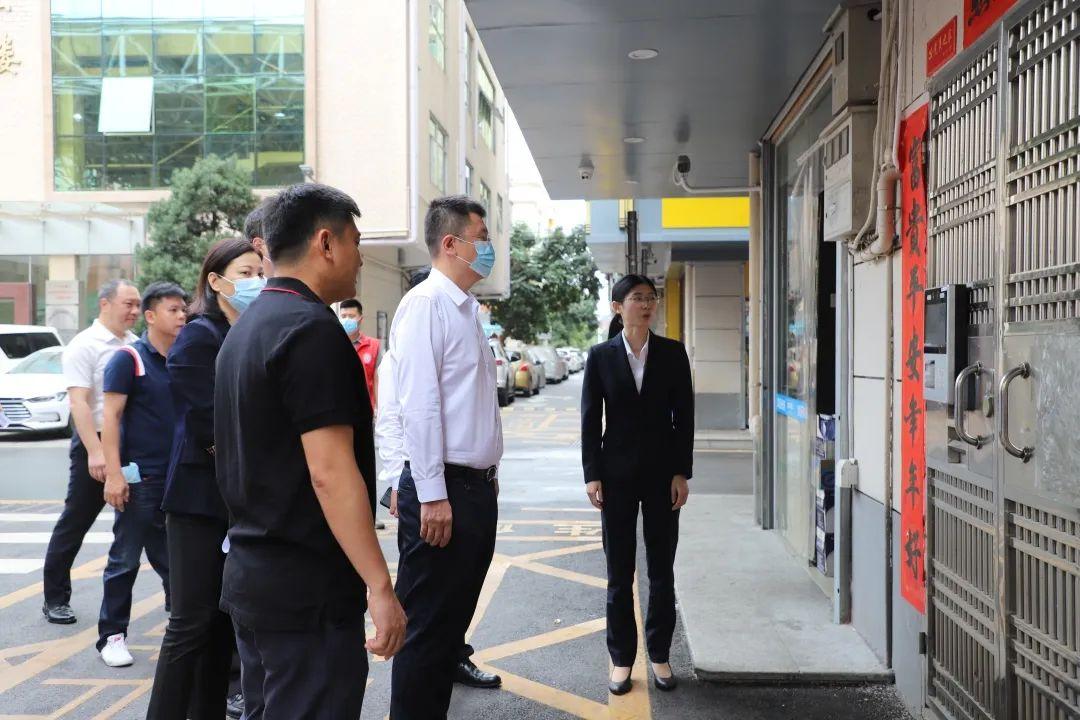授牌仪式开始前,茜坑社区工作人员带领龙华区委常委,政法委书记马里