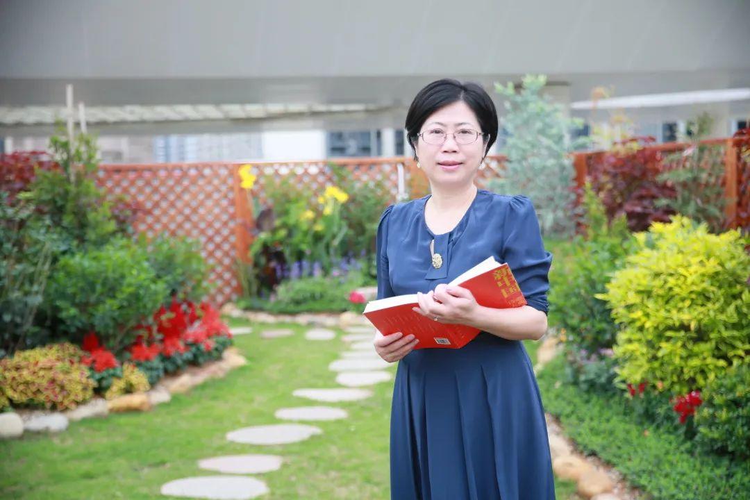 诗"第11期由龙华区民治中学教育集团校长莫怀荣带来朗诵作品《我骄傲