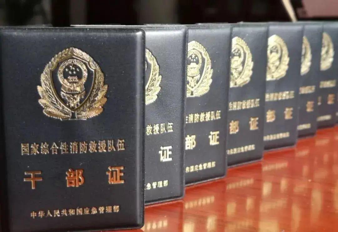 注意鉴别当事人身份真假,要求其出示有关证件;2.