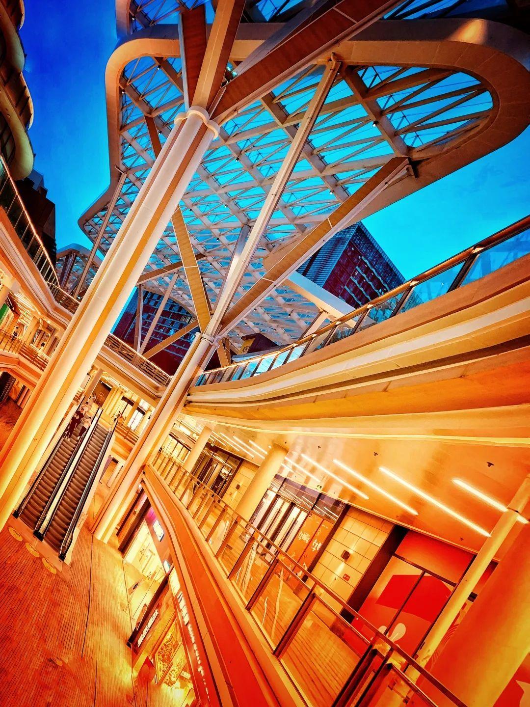 深圳开心麻花红山剧场位于深圳市龙华区红山6979商业中心内,与深圳