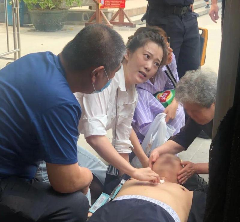 感人老人心脏骤停深圳空姐跪地抢救