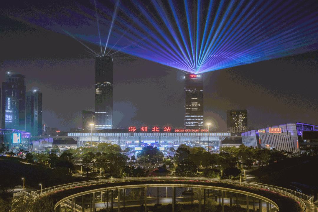 汇德,汇隆大厦激光灯束激情立刻再次点燃为梦想奋斗的岁月回忆起扎根