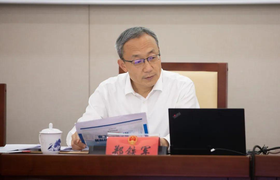 市财政局党组成员,市财政投资评审中心主任郑铁军为代表们解读预算