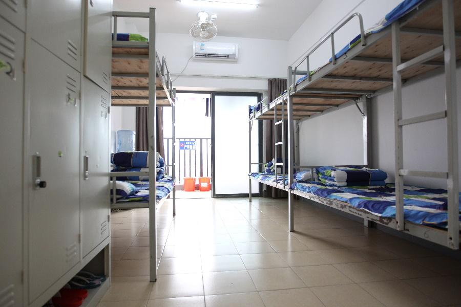 学校宿舍学校拥有洁净卫生的a级学生餐厅,可容纳2000人进餐.