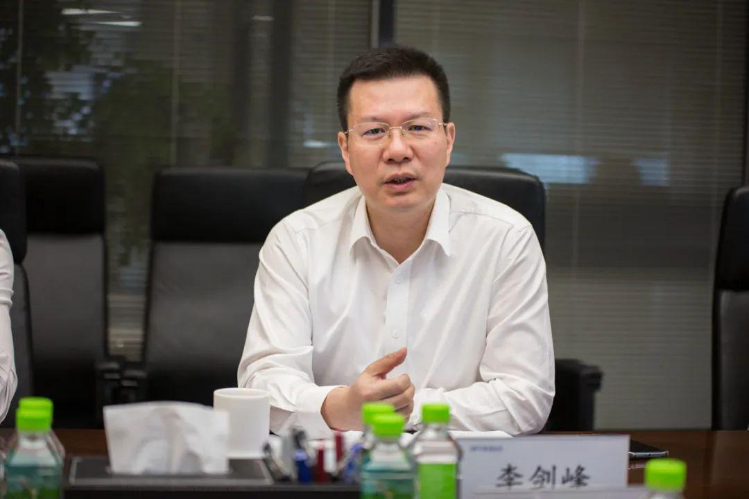 党委副书记,总经理李剑峰同志代表公司发言.