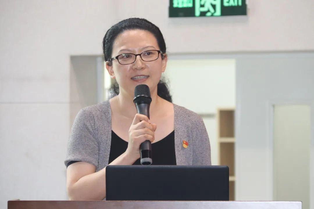 中心)◇ 纪委书记林丽君宣布比赛结果六支实力极其接近的队伍经过必答