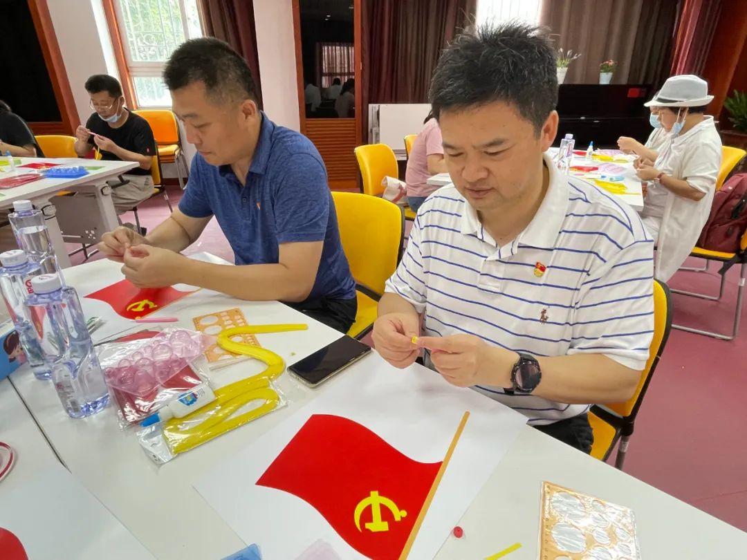 衍纸颂党恩 | 罗湖区党员群众齐学衍纸,亲手制作党旗
