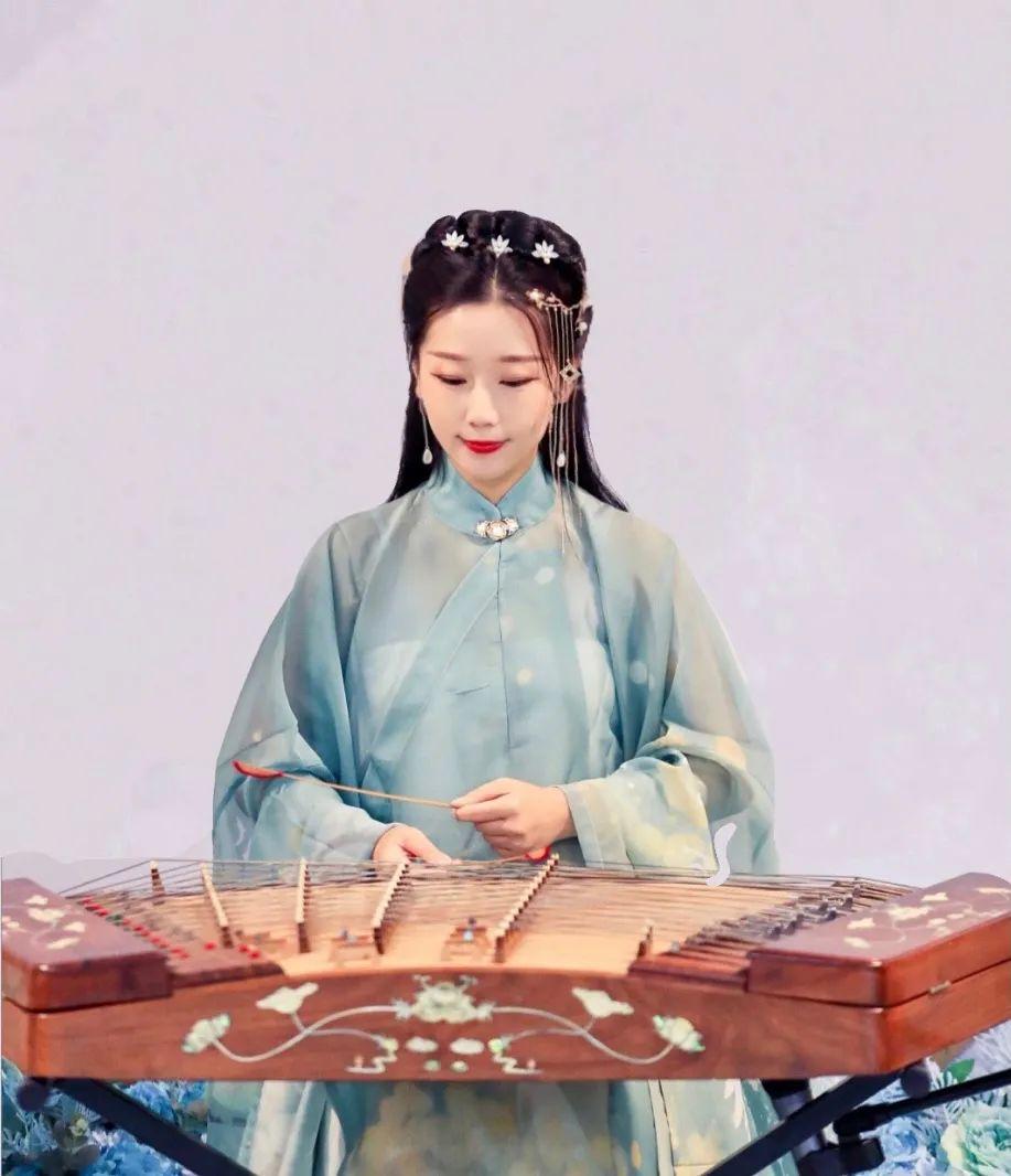 扬琴:蒋元婧
