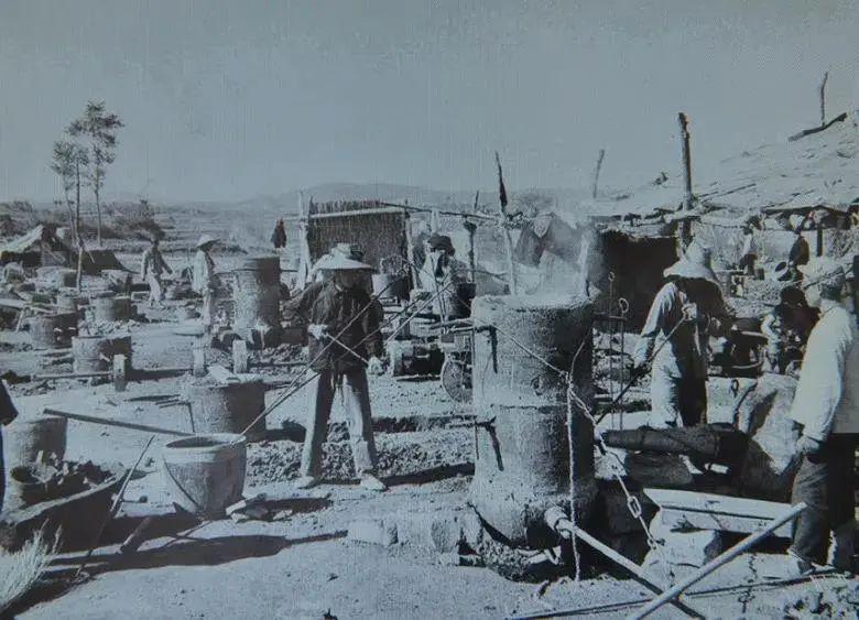 大炼钢运动国际上,1956年,苏共二十大全盘否定斯大林,给国际共产主义