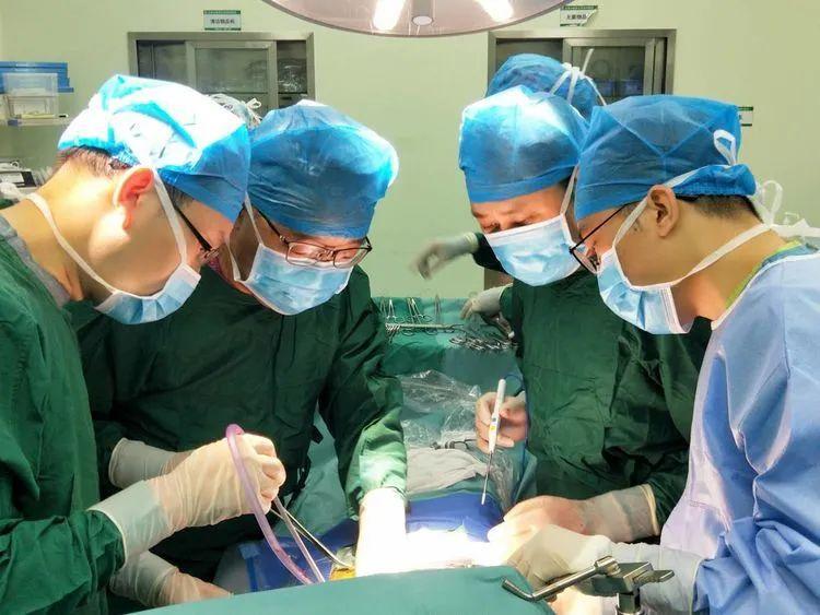 为巨块型肝癌患者卸包袱,为八旬老人做高难度外科手术……以王义教授