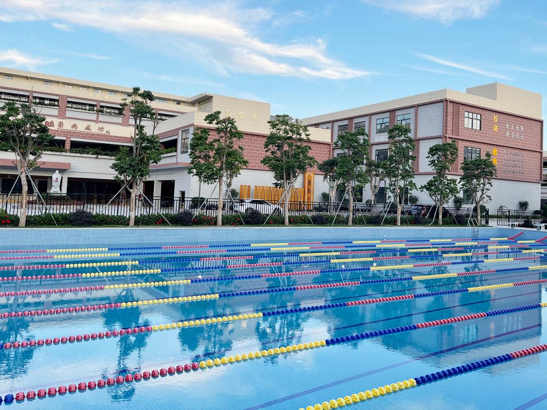 批准设立的一所36个班规模的全日制寄宿高中,学校于2021年9月正式开学