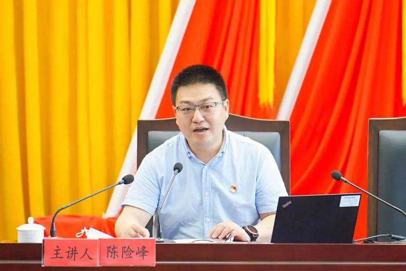 的专题党课塔县脱贫攻坚与乡村振兴援疆干部陈险峰做了题为