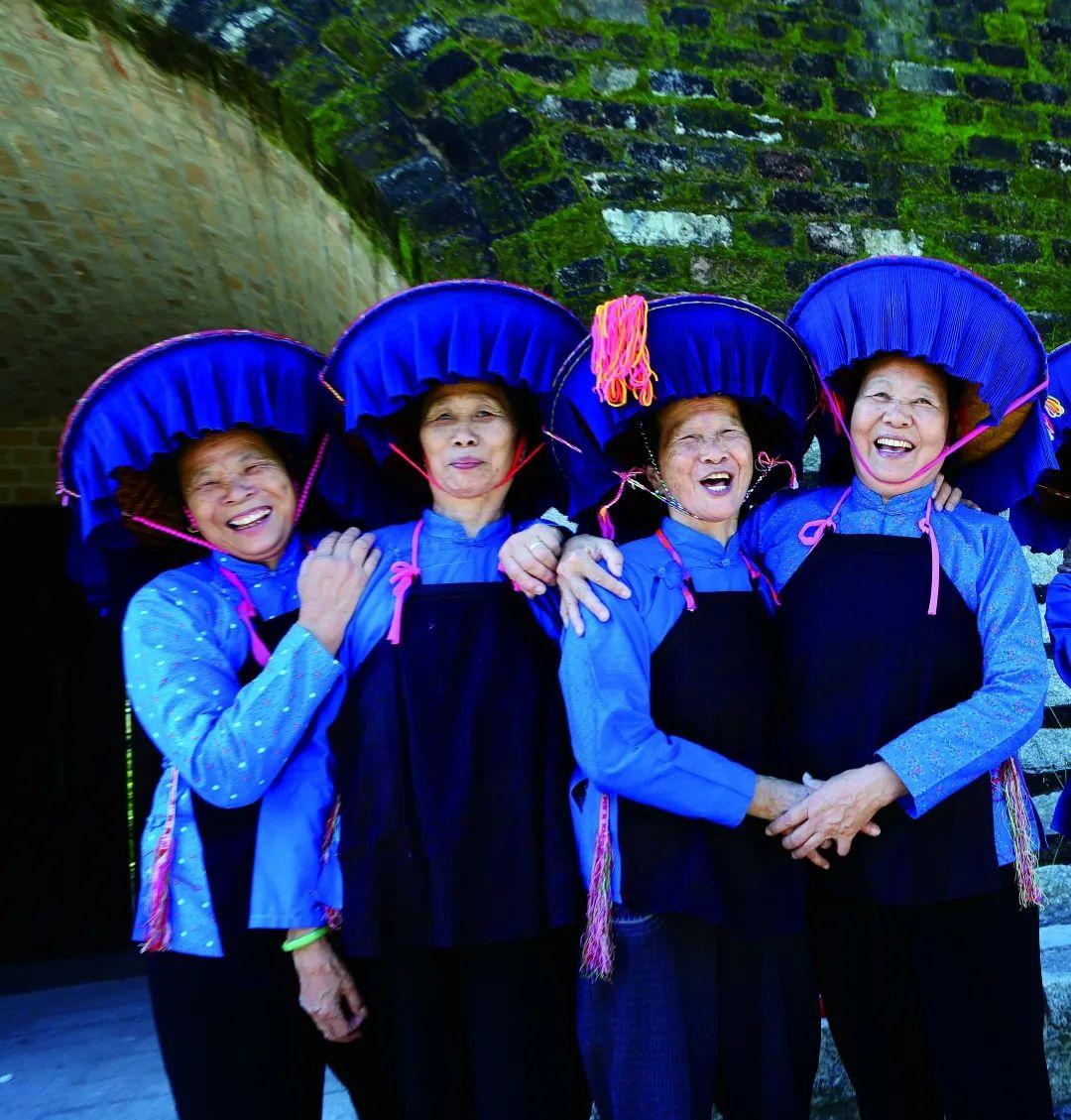 大鹏凉帽是延续了清代军帽个性元素的大鹏传统服饰.