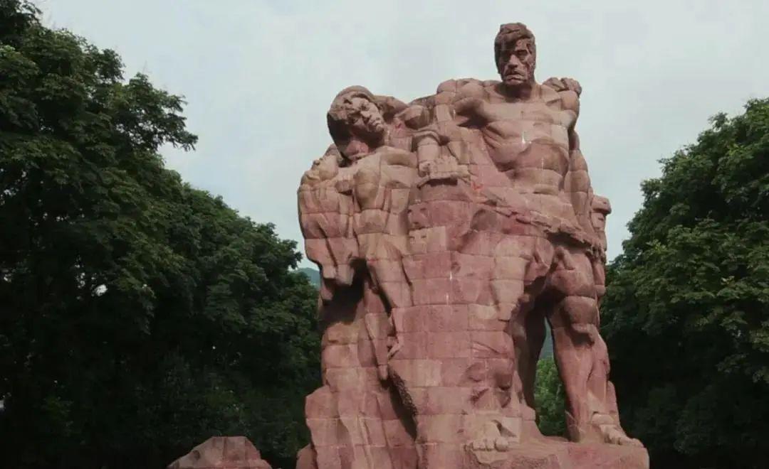 在这片土地上 无数革命先烈用热血和信仰 培育出的红岩精神