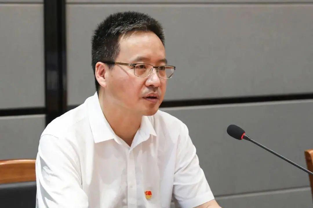 会上,王卫书记传达了近期中央,省,市政法队伍教育整顿工作部署,对龙华