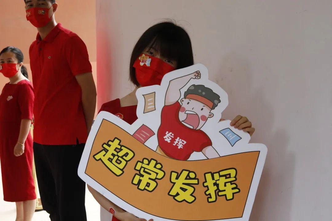 金榜题名各班老师手举口号牌在老师的带领下走出学校考生以班级为