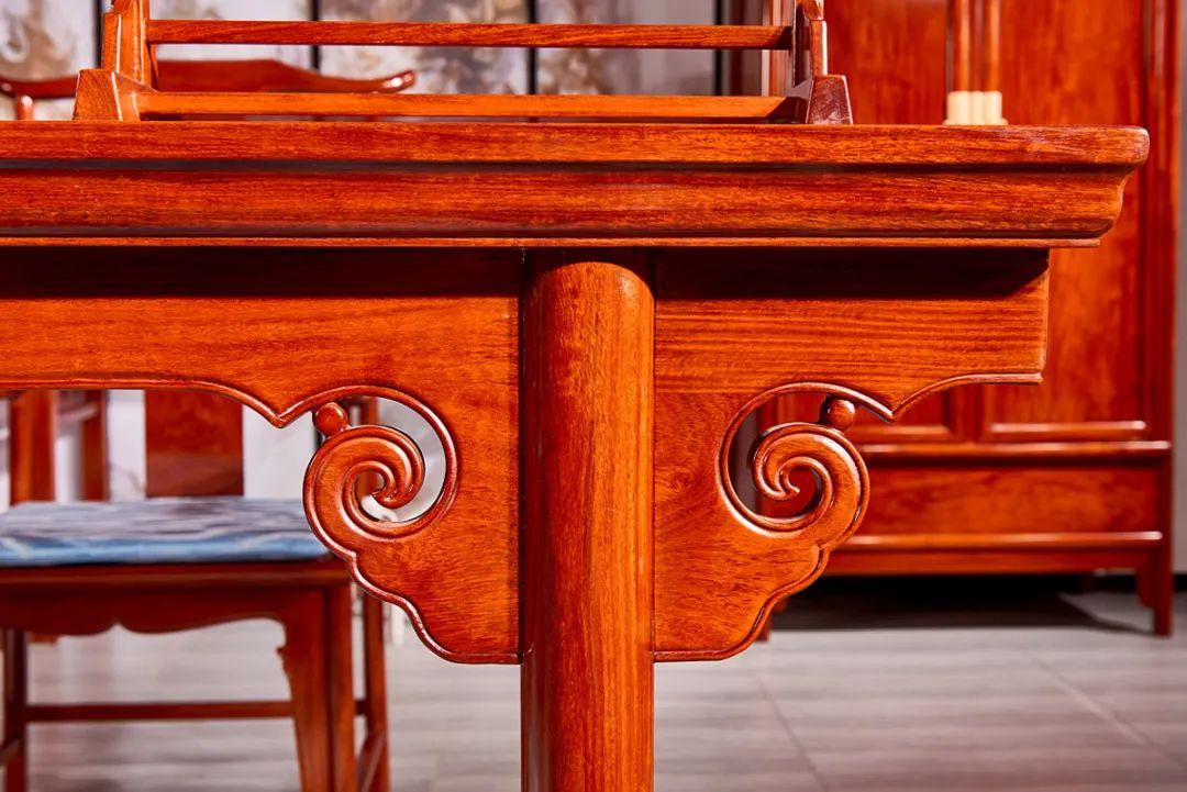 近百种,常见的有格角榫,托角榫,粽角榫,燕尾榫,夹头榫,抱肩榫,龙凤榫